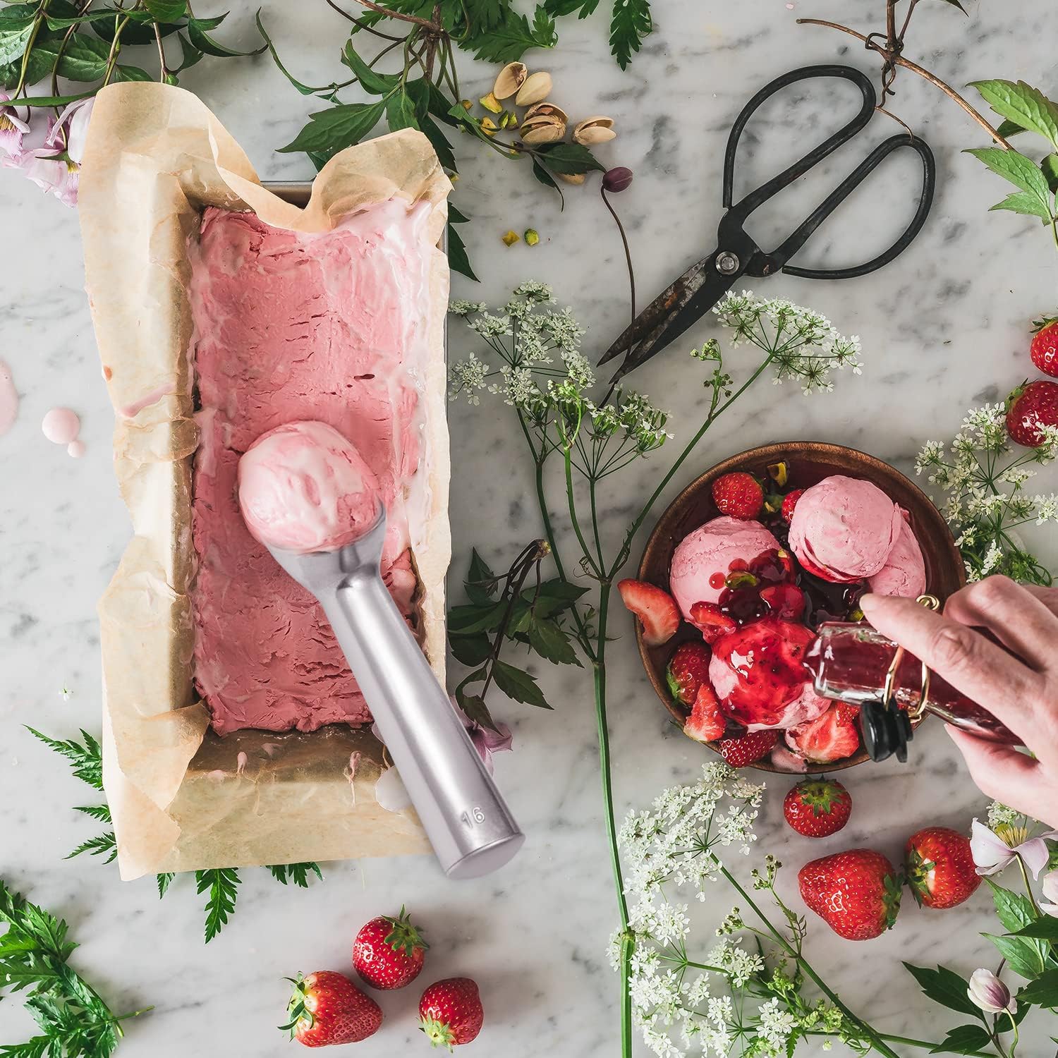 Large Ice Cream Scoop 7 Inches Nonstick Anti-Freeze Metal Ice Cream Scooper Spoon One Piece Aluminum Design, Bright Silver